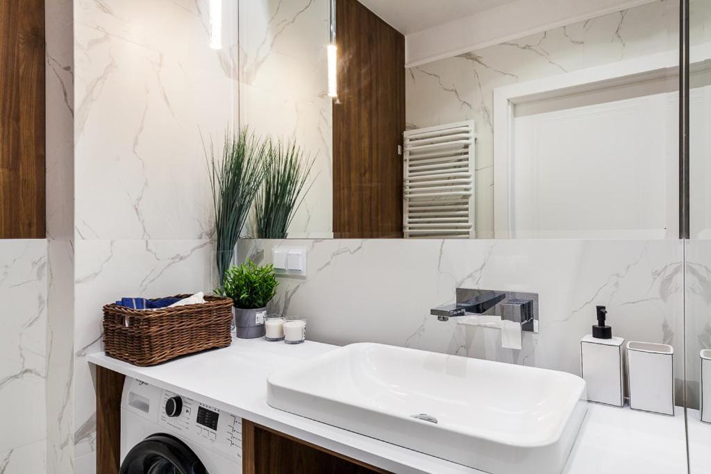 "Nowy Apartament" Sypialnia , Garaz, 1500 M Od Morza, Netflix Gdansk Luaran gambar