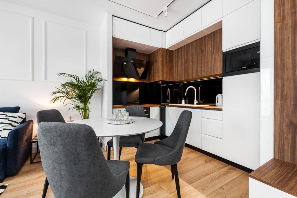 "Nowy Apartament" Sypialnia , Garaz, 1500 M Od Morza, Netflix Gdansk Luaran gambar